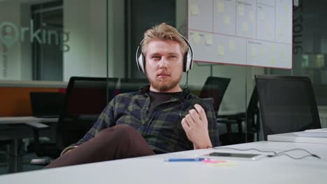 un joven escuchando música en el interior