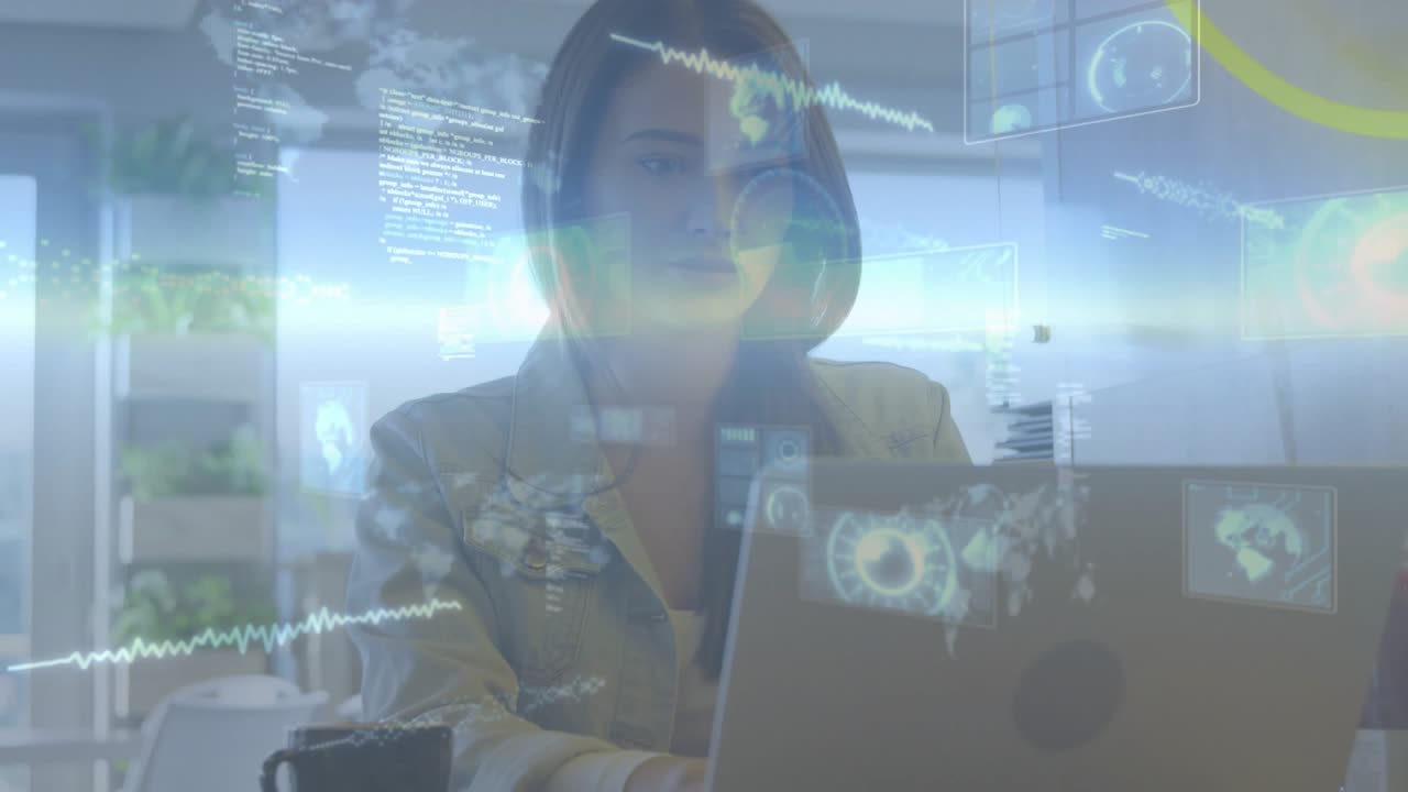 Una mujer escribe en un portátil en una cafetería generando ondas de datos, con una superposición de código y componente visual de mapa que ilustran el análisis