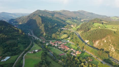 Vista-Aérea-Pintoresco-Pueblo-De-Riocorvo-Rodeado-De-Naturaleza,-Cartes