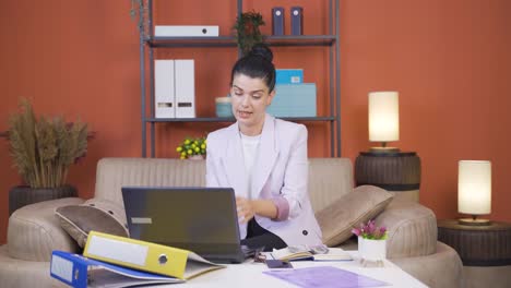 Trabajador-De-Oficina-En-Casa-Mujer-Joven-Comerciando-Dólares.