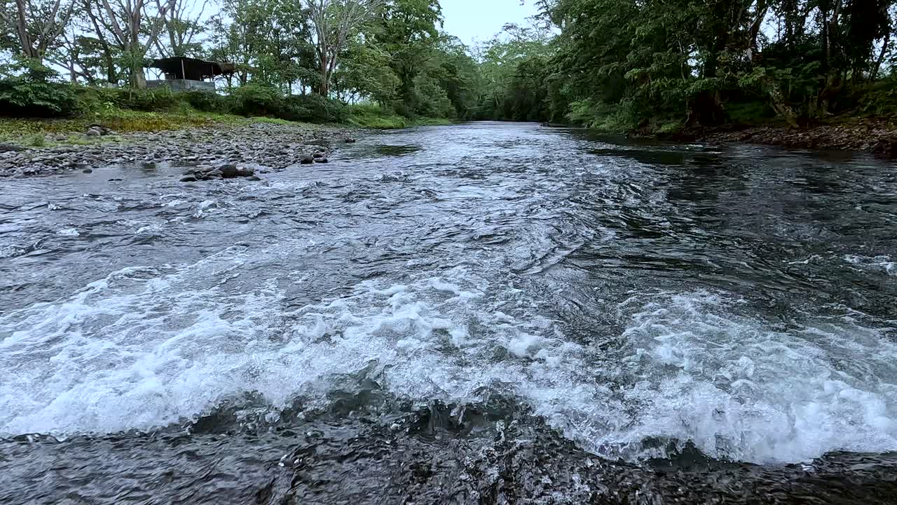 Flusso del fiume in una giornata nuvolosa a Sontecomapan, Veracruz, Messico.