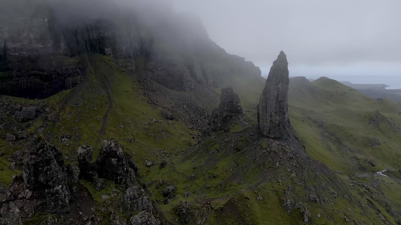 imágenes aéreas de drones de 4k que se acercan a las rocas en el viejo hombre de storr, isla de skye, portree, escocia, reino unido