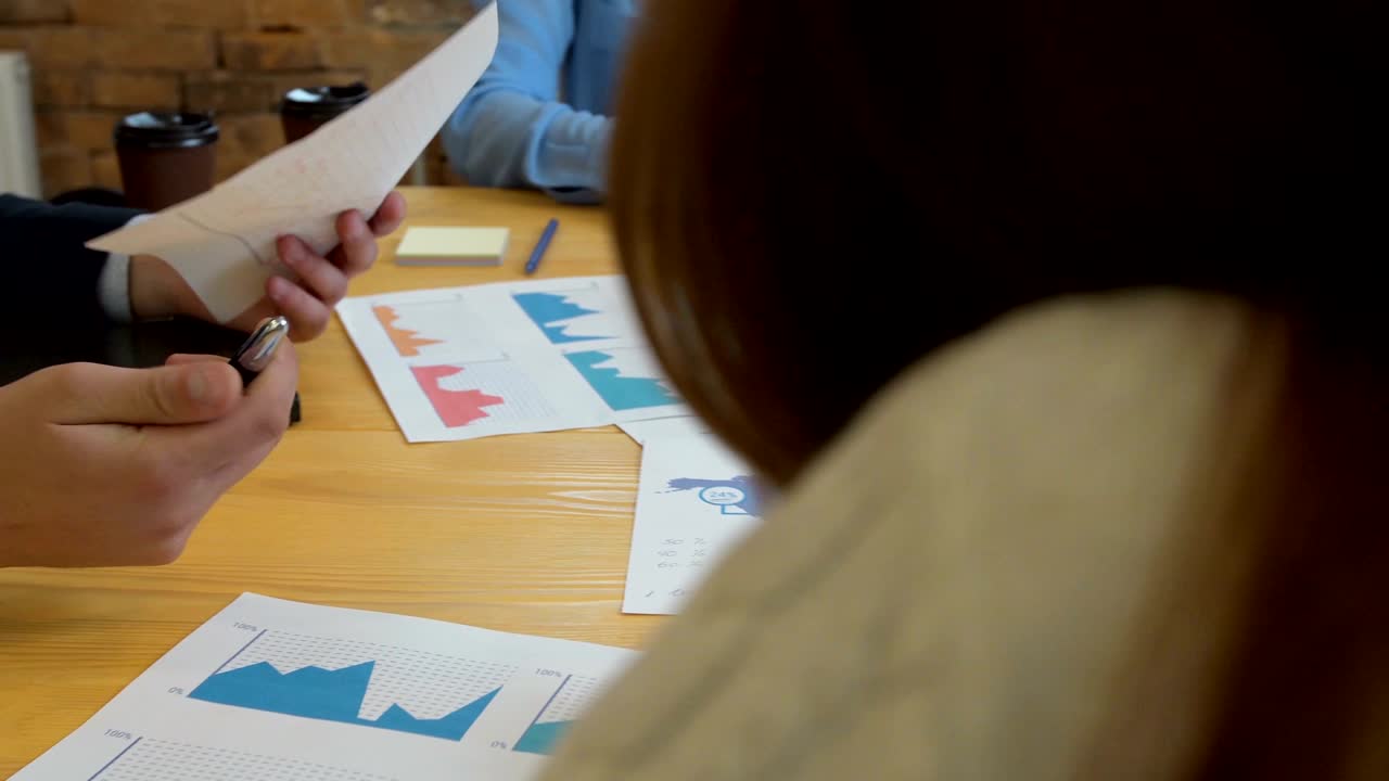 reunión de equipo de negocios involucró a diversas personas que participaron en ideas creativas y sostenibles steadicam filmado a través de la mesa de la sala de juntas espacio de trabajo compartido