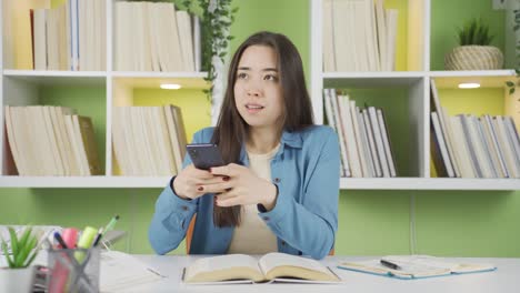 Asiatischer-Teenager-Ist-Beim-SMS-Schreiben-Frustriert.