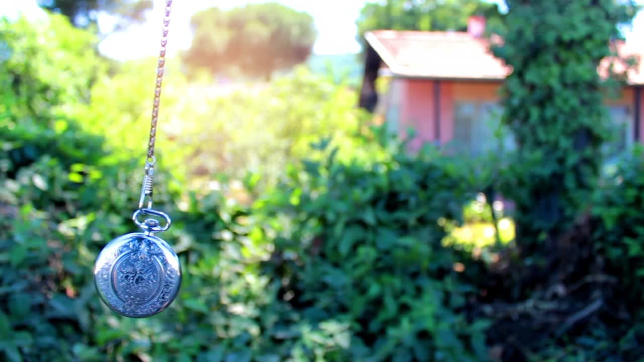 회전하는 고대 클래식 주머니 시계 회전 최면