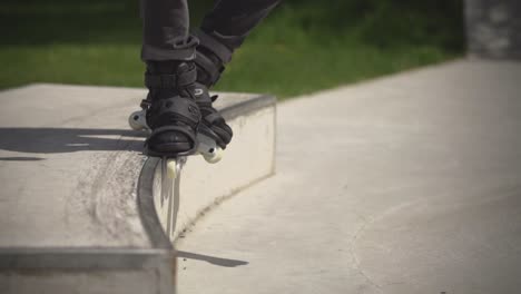 una cámara lenta de un chico haciendo un truco mientras patinaba capturado en un parque de patinaje