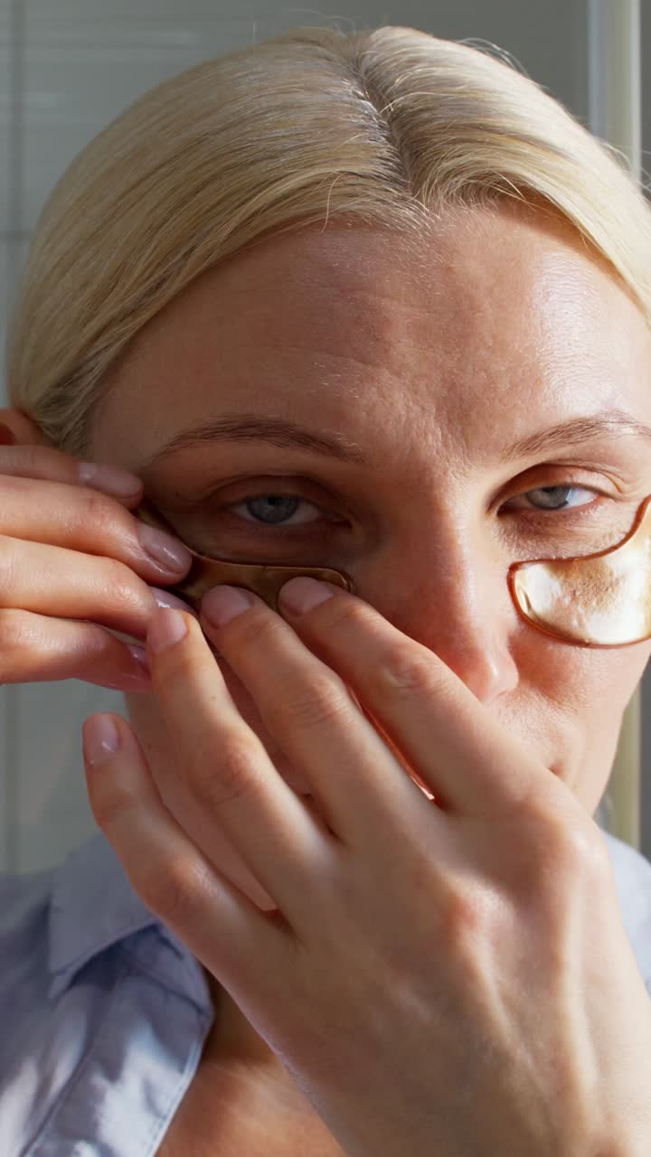 눈 패치를 착용 하는 여자