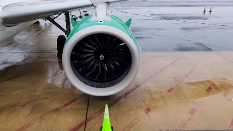 에어버스 a320neo 엔진 블레이드는 약간 위에서 본 젖은 날에 천천히 회전합니다.
