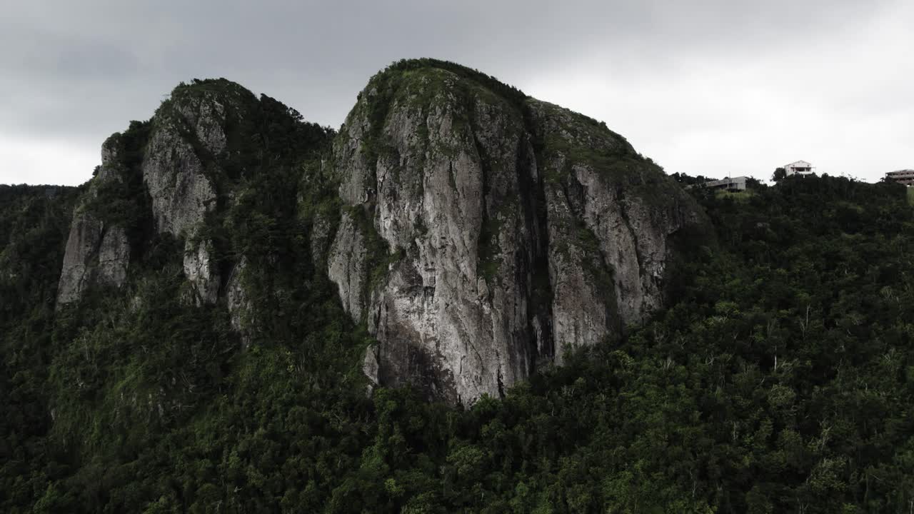 Pegunungan Cerro Las Tetas Puerto Rico, rekaman drone bergerak menjauh dengan hutan belantara