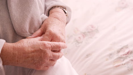 Senior-woman-massaging-her-hand