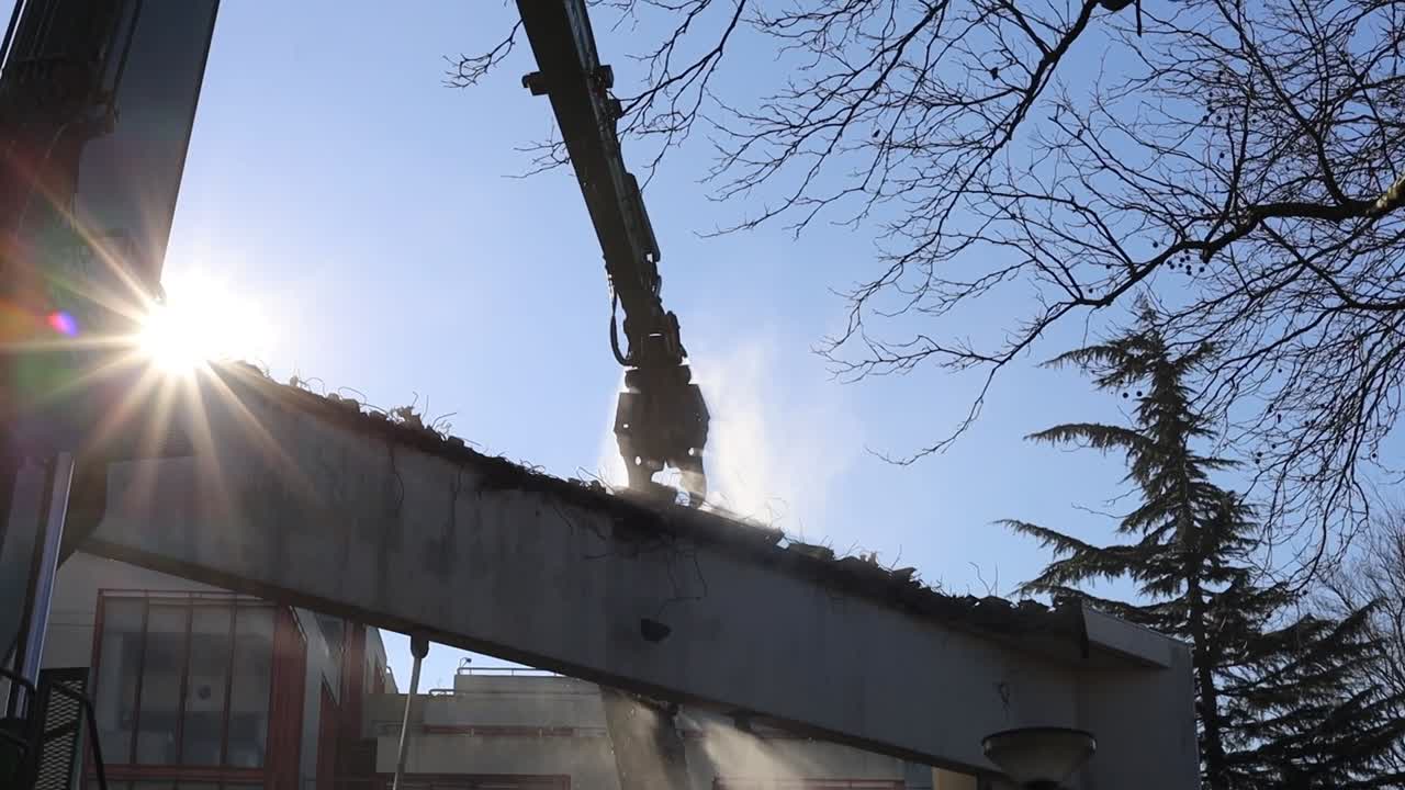 천천히 건물 조각을 분해하는 크레인