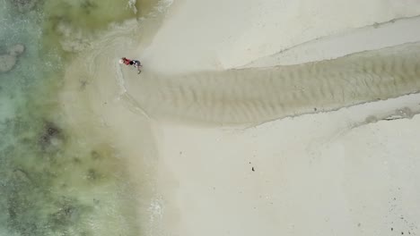 Mahe-Seychellen-Drohne-Schoss-über-2-Menschen,-Die-Den-Fluss-Am-Strand-überquerten