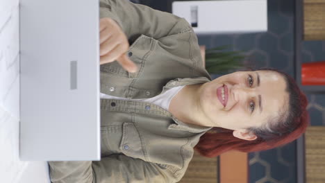 video vertical de una mujer de negocios sonriendo a la cámara.
