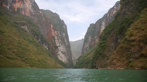 exploring river in between 2 cliffs in the north of vietnam ha giang loop