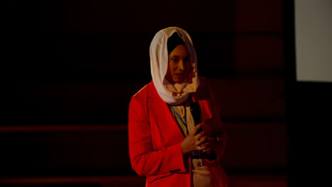 mujer de negocios caucásica madura con hijab hablando en un seminario de negocios en el auditorio 4k