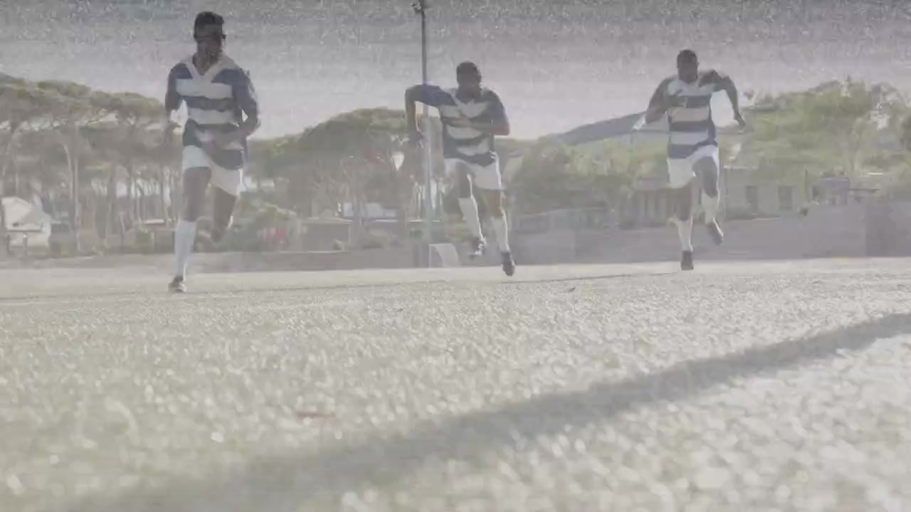 ドリル開始後、3人の男性サッカー選手がスプリントし、ボールに集まってスパイクでのボールコントロールを練習している。