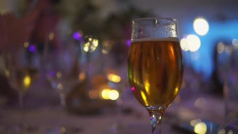 Imágenes-En-Cámara-Lenta-De-Una-Cerveza-En-Una-Mesa-En-Una-Boda-En-Alemania