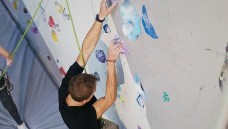 hombre de escalada en roca