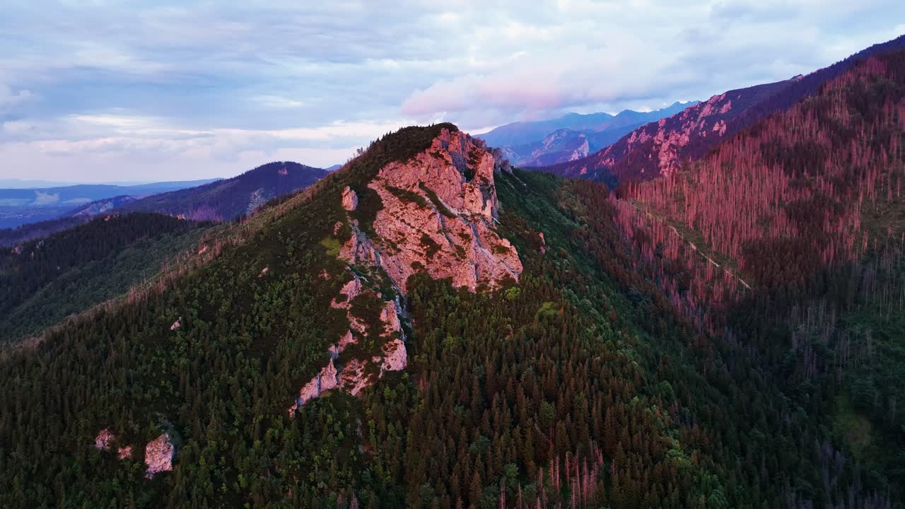 vista aérea en la cima de la montaña iluminada por la puesta de sol, vista impresionante