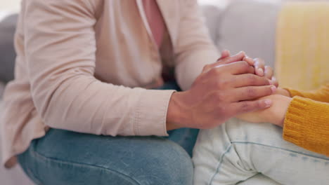 primer plano, pareja y personas tomadas de la mano en el cuidado