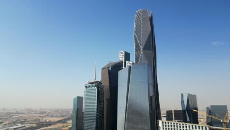 hermosos rascacielos de vidrio altos en el distrito financiero del rey abdullah