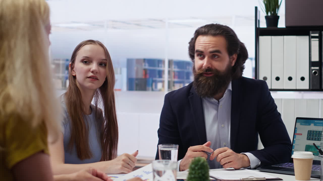 consultor que optimiza los hábitos de gasto de los clientes que solicitan ayuda