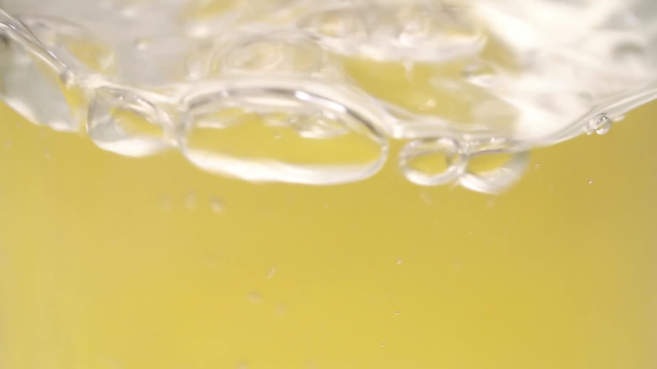 ボトルの中の水しぶきのスローモーション映像