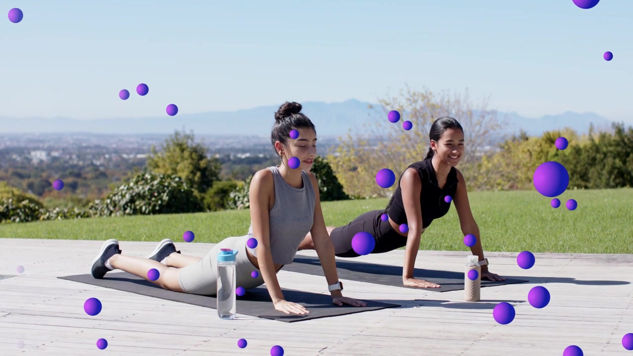 Due donne che iniziano a pancia in giù sul ponte facendo flessioni per il fitness, con sfere viola che fluttuano su di loro.