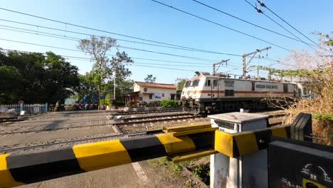 pasando el tren en el cruce ferroviario india maharashtra