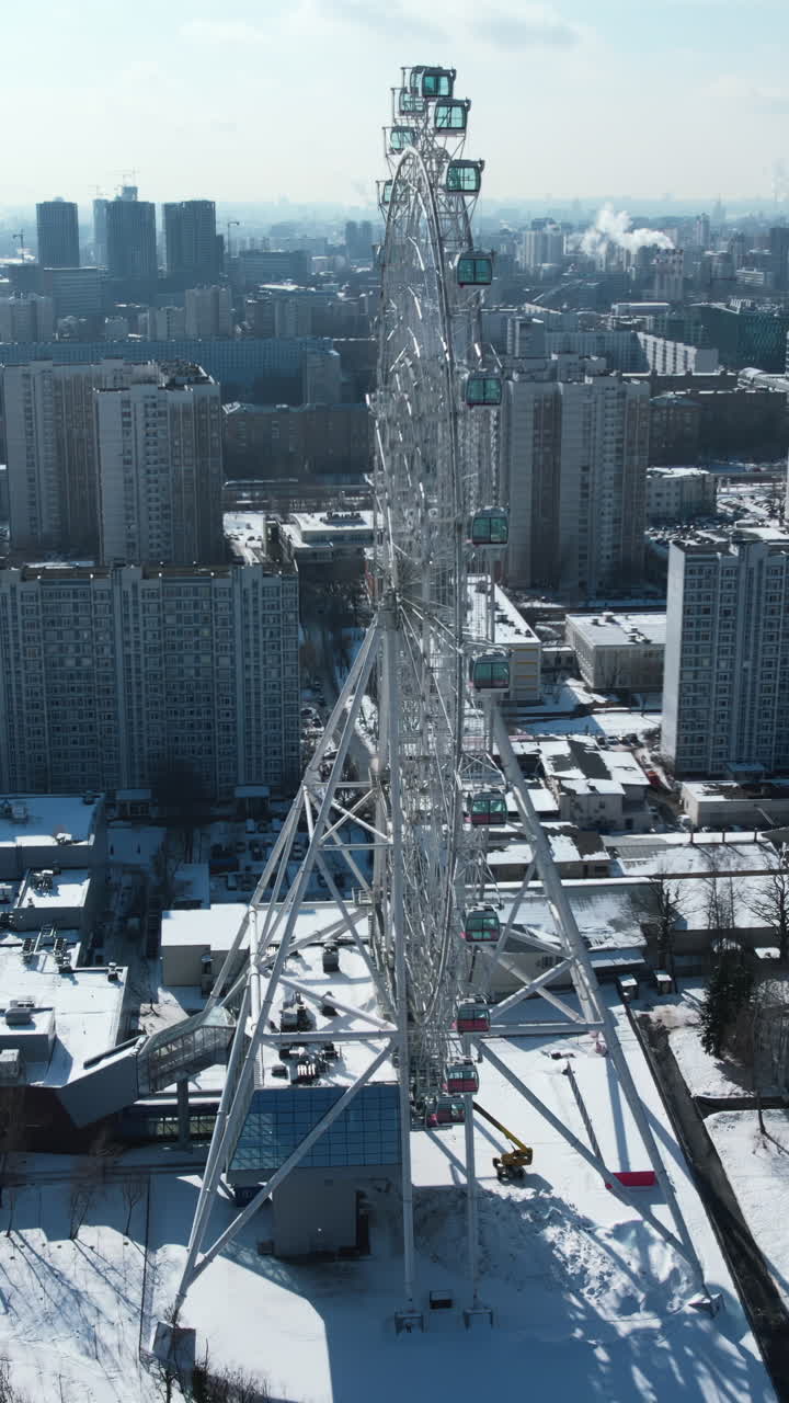 vista aérea de la rueda de ferris en una ciudad durante el invierno