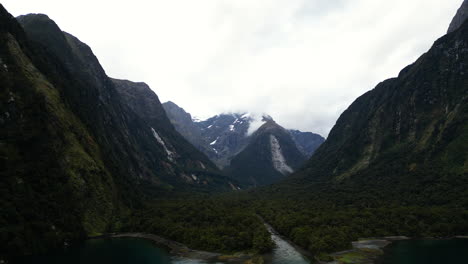 mt pembroke y harrison cove en milford sound, vista aérea de drones