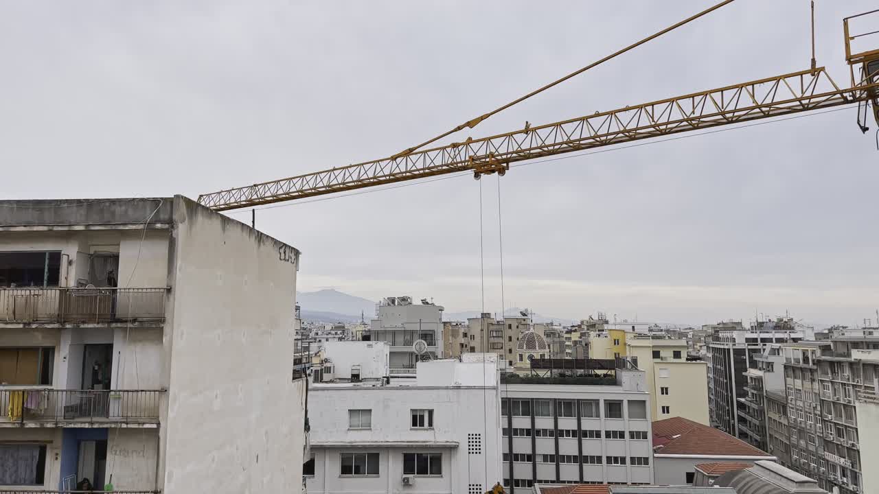 en construcción con una grúa grande