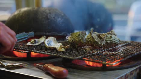 Ostras-Y-Conchas-De-Turbante-Asadas-En-Comida-Callejera-Japonesa,-Toba-Japón