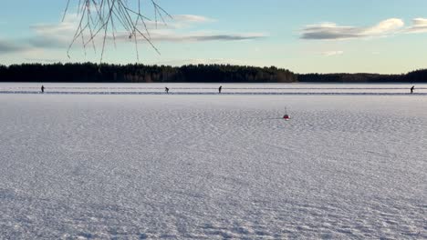 Patinadores-Sobre-Hielo-Practican-Patinaje-Sobre-Lago-Congelado,-Concepto-De-Deporte-De-Invierno