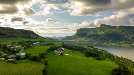 Hiperlapso-Aéreo-Sobre-El-Paisaje-Escénico-De-Fister-En-Noruega-Junto-Al-Fiordo