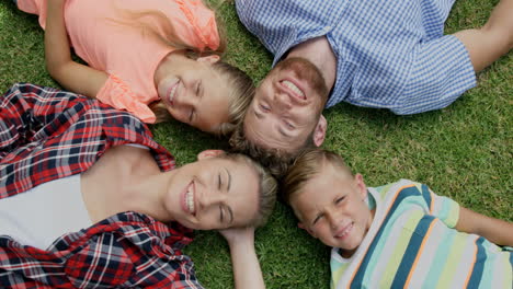 Familia-Feliz-Acostada-Junta-