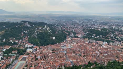 Stadt-Brasov-Im-Zeitraffer-Vom-Tampa-Hill-Aus-Gesehen