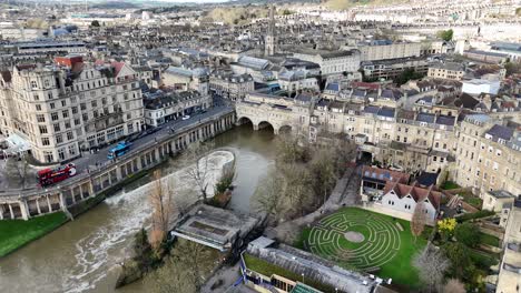 Centro-De-La-Ciudad-De-Bath,-Reino-Unido,-Río-Avon-Y-Puente-Pulteney,-Drone,-Antena