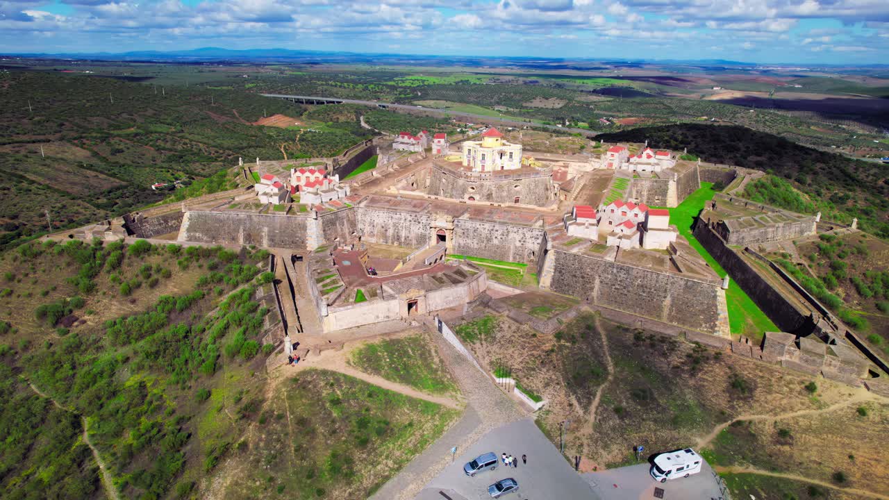 Vista aerea con drone del Forte Nossa Senhora da Graça a Elvas, Portogallo, in discesa