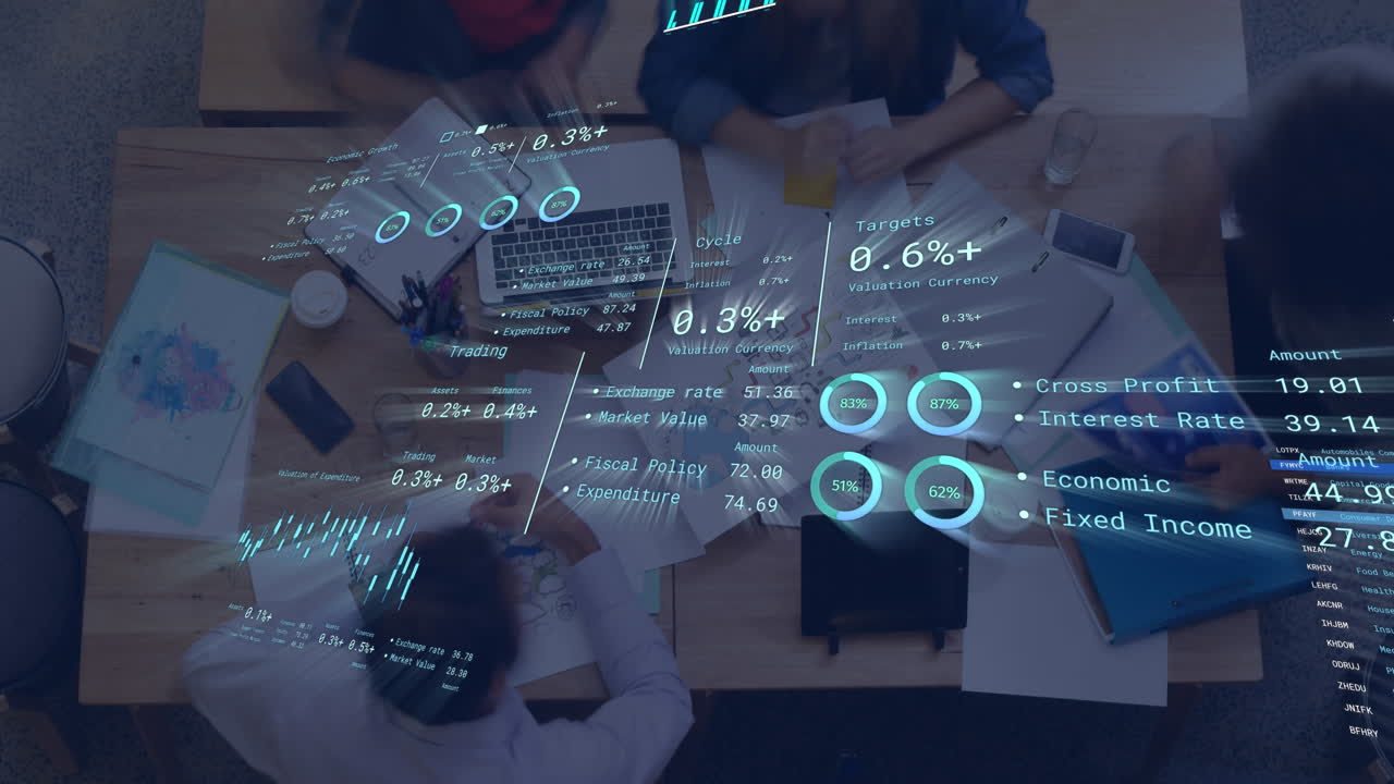 사무실에서 다양한 사업가들에 대한 금융 데이터 처리의 활성화