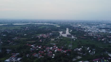 Luftdrohnenaufnahme-Eines-Sees-Mitten-In-Einer-Stadt