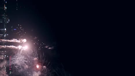 bucle sin fisuras de fuegos artificiales reales ilumina el cielo con deslumbrantes exhibiciones en el cielo nocturno
