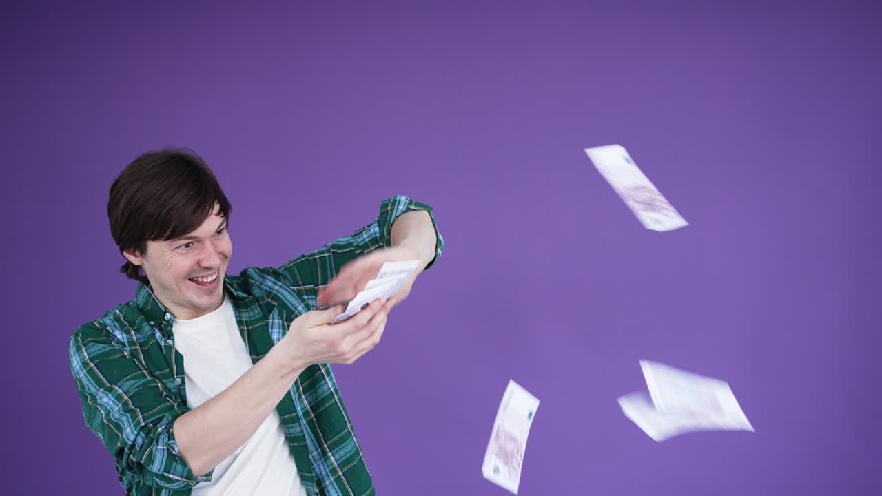 hombre feliz lanza billetes sonriendo contra la pared púrpura
