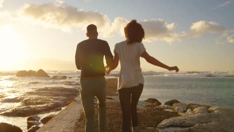 pareja divirtiéndose en la playa 4k