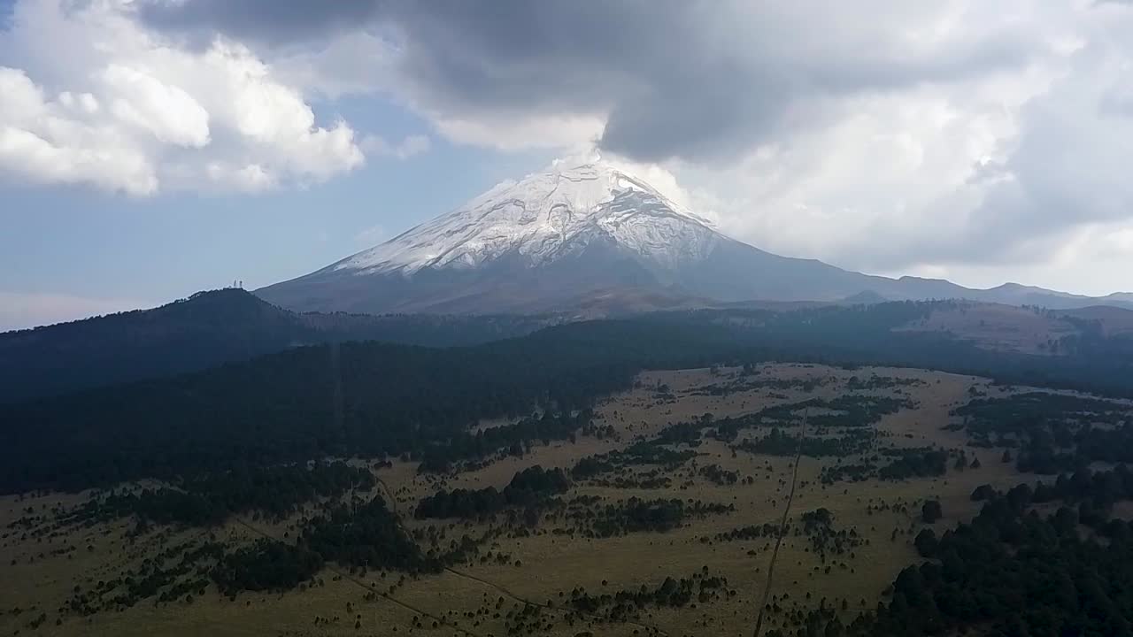 Clip of volcan popocatepetl in Mexico