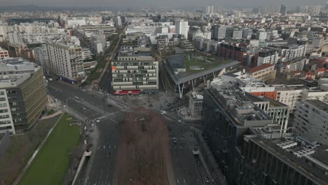 Suburbio-De-La-Ciudad-De-París-Con-Edificios-Y-Tráfico-De-Automóviles-En-Francia