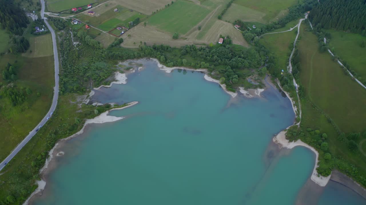 루마니아 하르기타 카운티의 프루모아사 댐 농촌 지역의 농지