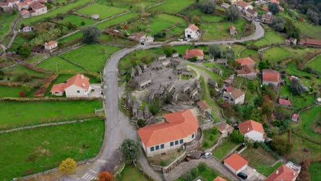 dorf soajo: weite luftbahn des ländlichen espigueiros