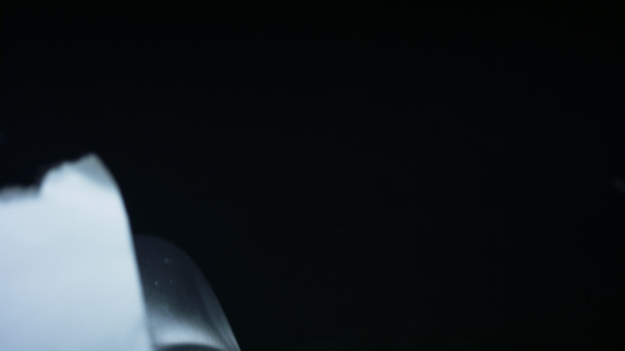 женщина, использующая банковский терминал