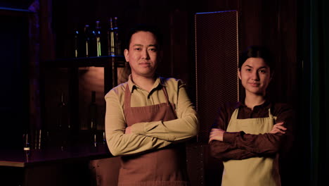 barman y camarera